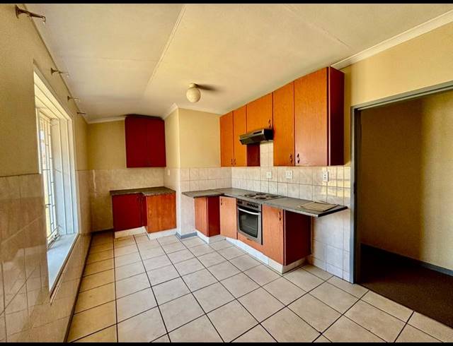 2 BEDROOM TOWNHOUSE FOR SALE IN VANDERBIJLPARK CW 5